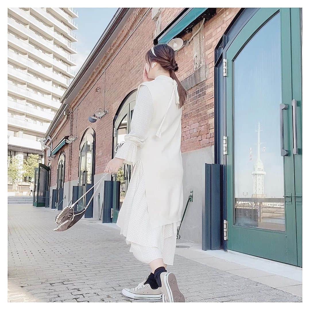 清家麻里奈のインスタグラム：「ootd☺︎最近ほぼ毎日舞台稽古で汗かくのですっぴん💦wコーデ撮ってもすっぴんだから後ろばっかり向いてるけど😢最近はこんな感じでホワイト系ばっか着てる👀  #ootd #ワンピース #snidel #スナイデル　#カチューシャ #bag #zara #shoes #コンバース　#converse #ホワイトコーデ　#fashion」