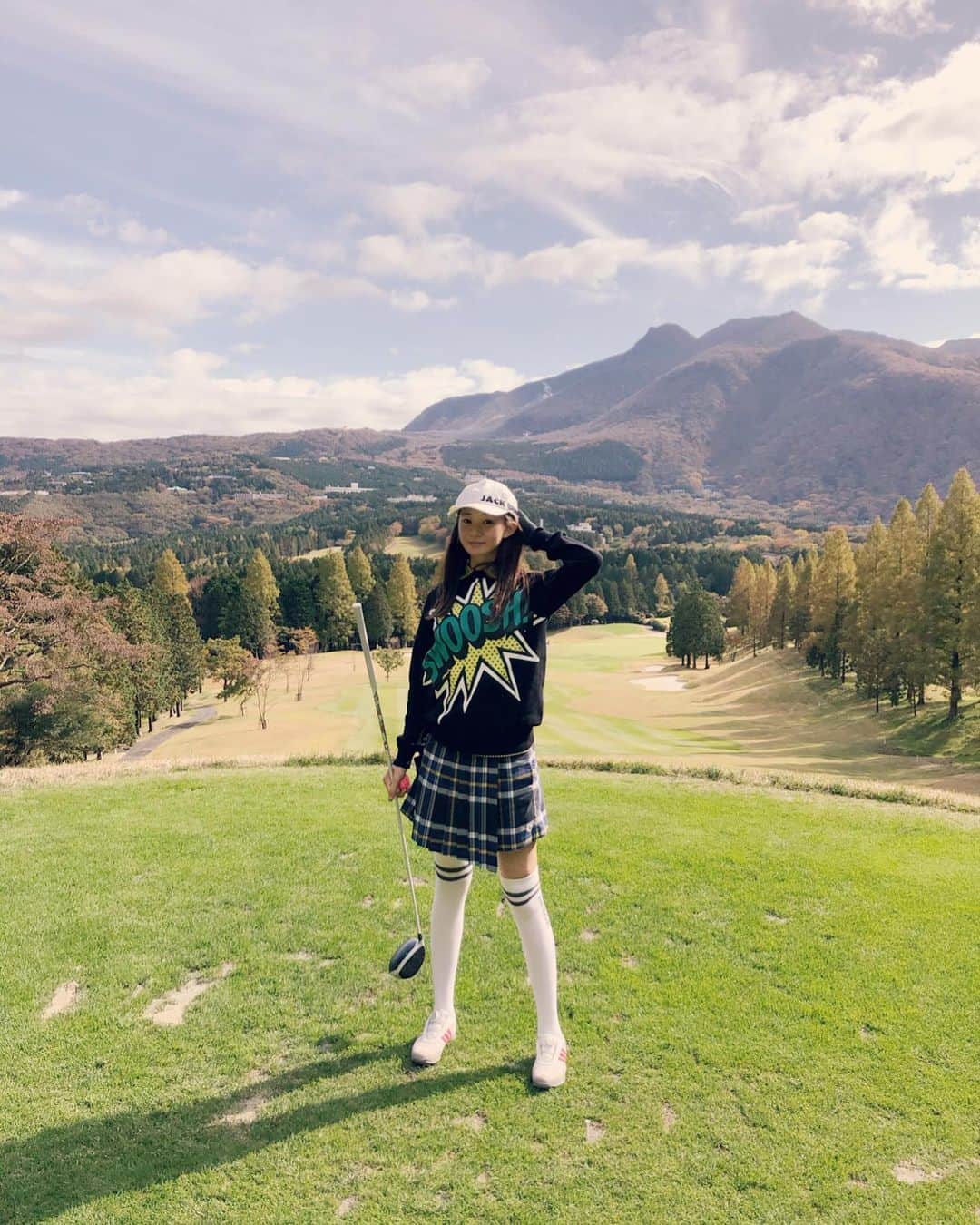 梶本成美のインスタグラム：「#かじなるコーデ #ゴルフコーデ @jackbunny_official  @pearlygates_official  @adidasgolf  @taylormade_golf_japan   #ゴルフ　#ゴルフ女子 　#⛳️ #ゴルフコーデ　#箱根湖畔ゴルフコース」