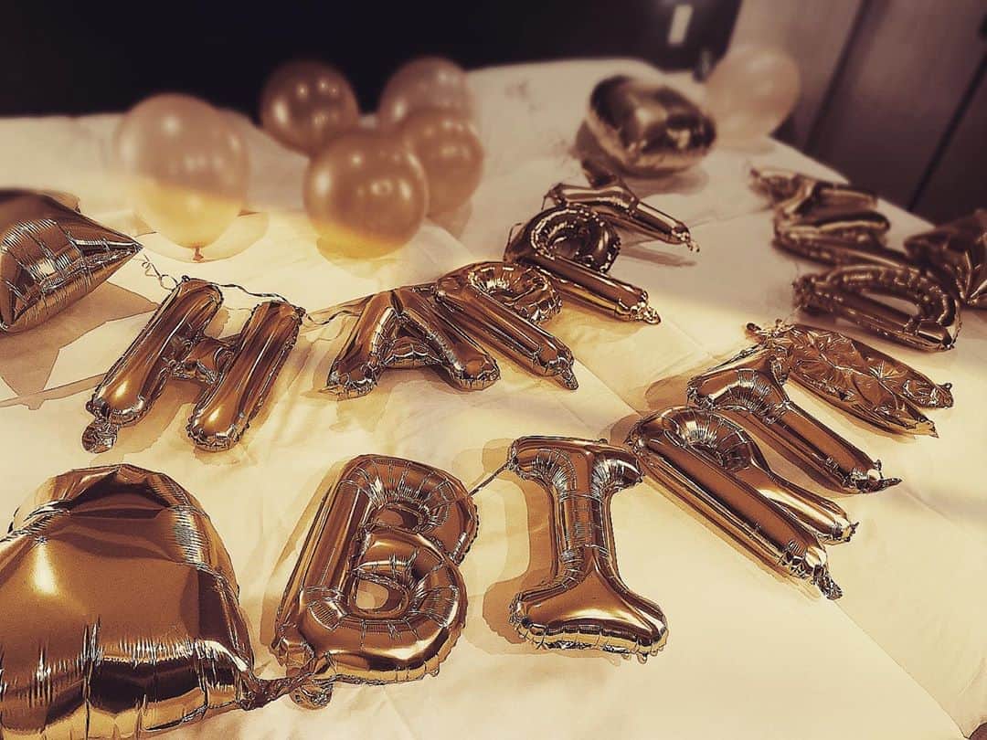 佐藤あずみのインスタグラム：「happy birthday megu❤️  こんな時期だからこそ出来たお誕生日会🎂✨  ホテルを予約してみんなでお祝いしました❤️ めぐちゃん喜んでくれてよかったぁ✨  お誕生日おめでとう❤️  これからもいろんなお誕生日会してみんなでお祝いしていきたい💋  載せたい写真たくさんたくさんありすぎて選べない😂 ストーリーにのせていこう👆🏽💕  次はみんなで旅行だよ！とってもとってもたのしみなんだぁ❤️  #birthday #bday #happy #bff #drink#biglove #goodtime #funny #bigsmile #お誕生日 #おめでとう」