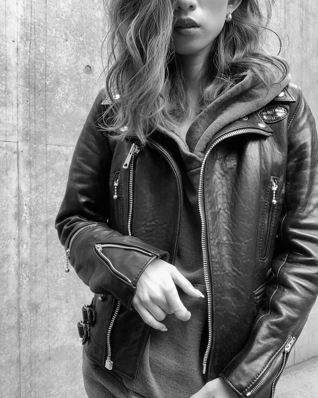 柳めぐみさんのインスタグラム写真 - (柳めぐみInstagram)「. . I love leather❤︎ . #outfit #wardrobe  #大人スタイル #大人コーデ  #男前スタイル #カジュアルコーデ #シンプルコーデ  #leather  #レザージャケット #革ジャン」11月6日 15時59分 - yanameguchan