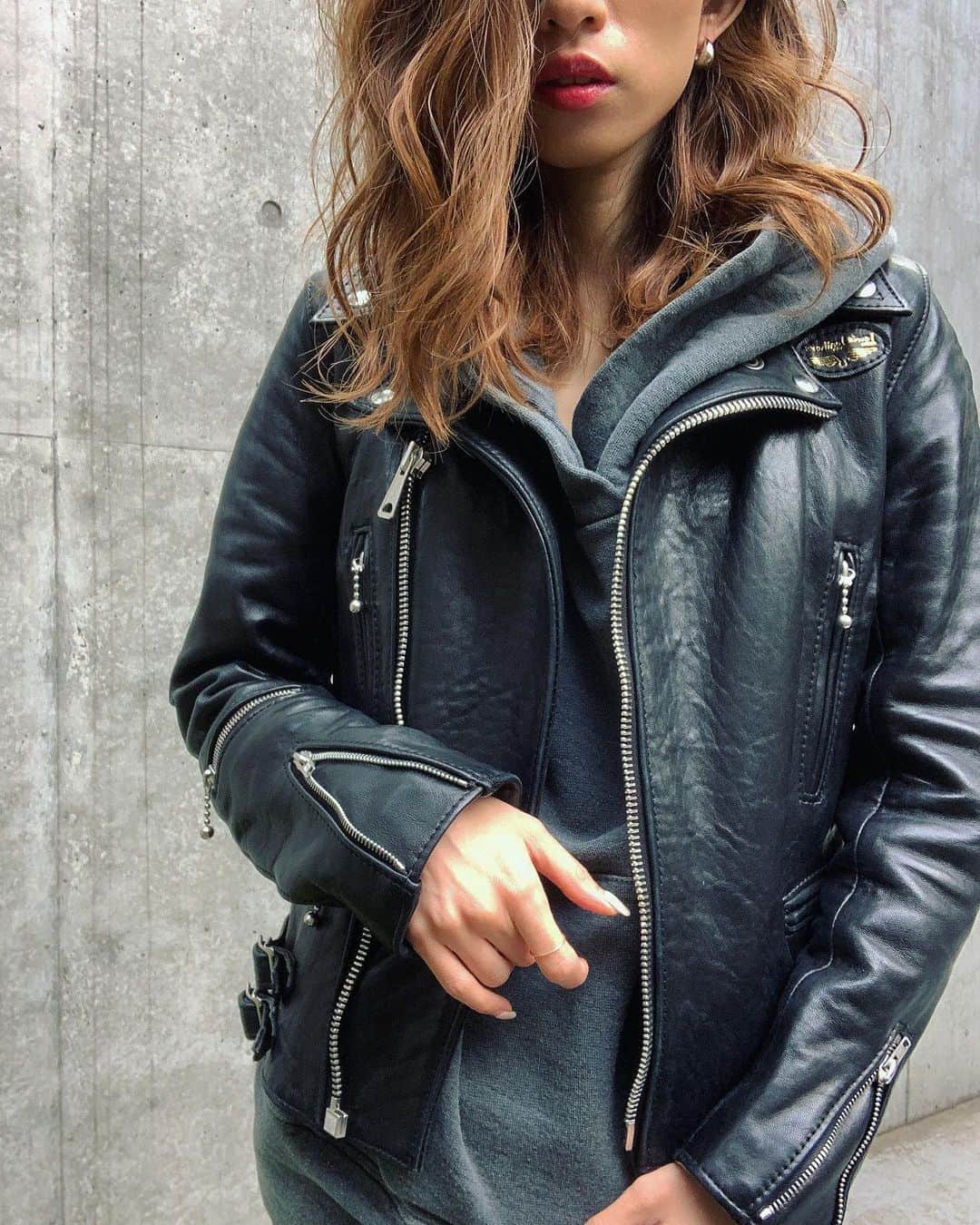 柳めぐみさんのインスタグラム写真 - (柳めぐみInstagram)「. . I love leather❤︎ . #outfit #wardrobe  #大人スタイル #大人コーデ  #男前スタイル #カジュアルコーデ #シンプルコーデ  #leather  #レザージャケット #革ジャン」11月6日 15時59分 - yanameguchan