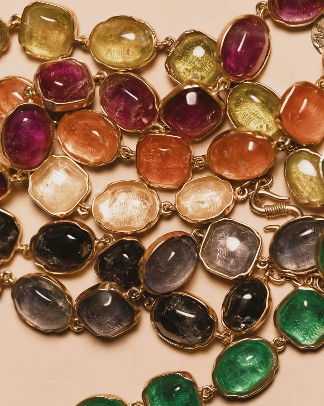 グーセンス パリのインスタグラム：「CABOCHONS necklaces. . . 📷 by @alix.marnat」