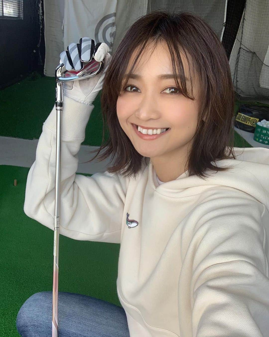 【公式】カーセブン（株式会社カーセブンディベロプメント）のインスタグラム：「山吹香織の100切りチャレンジ第二回⛳️  第二回のレッスン内容を公開しましたので是非チェックしてくださいね🎉  モデル、インフルエンサーなどとして活躍している山吹香織さん@kaori_yamabukiがゴルフスコア100を切るまでの軌跡を辿る企画です！✨  原宿ゴルフアカデミー@harajukugolf_academyさんにご協力頂いています🌟  カーセブンの運営するゴルフ情報メディア「セブンスゴルフ」にて公開中🌟 プロフィールのURLからどうぞ🙏✨  https://7sgolf.carseven.co.jp/column/sgc0021/  応援よろしくお願いします🤲🌟  #カーセブン #セブンスゴルフ #山吹香織 #原宿ゴルフアカデミー #ゴルフ #ゴルフ女子 #ゴルフスイング #ゴルフレッスン #ゴルフスコア #ゴルフ好きな人と繋がりたい #ゴルフ女子コーデ #ゴルフ練習 #ゴルフ仲間」
