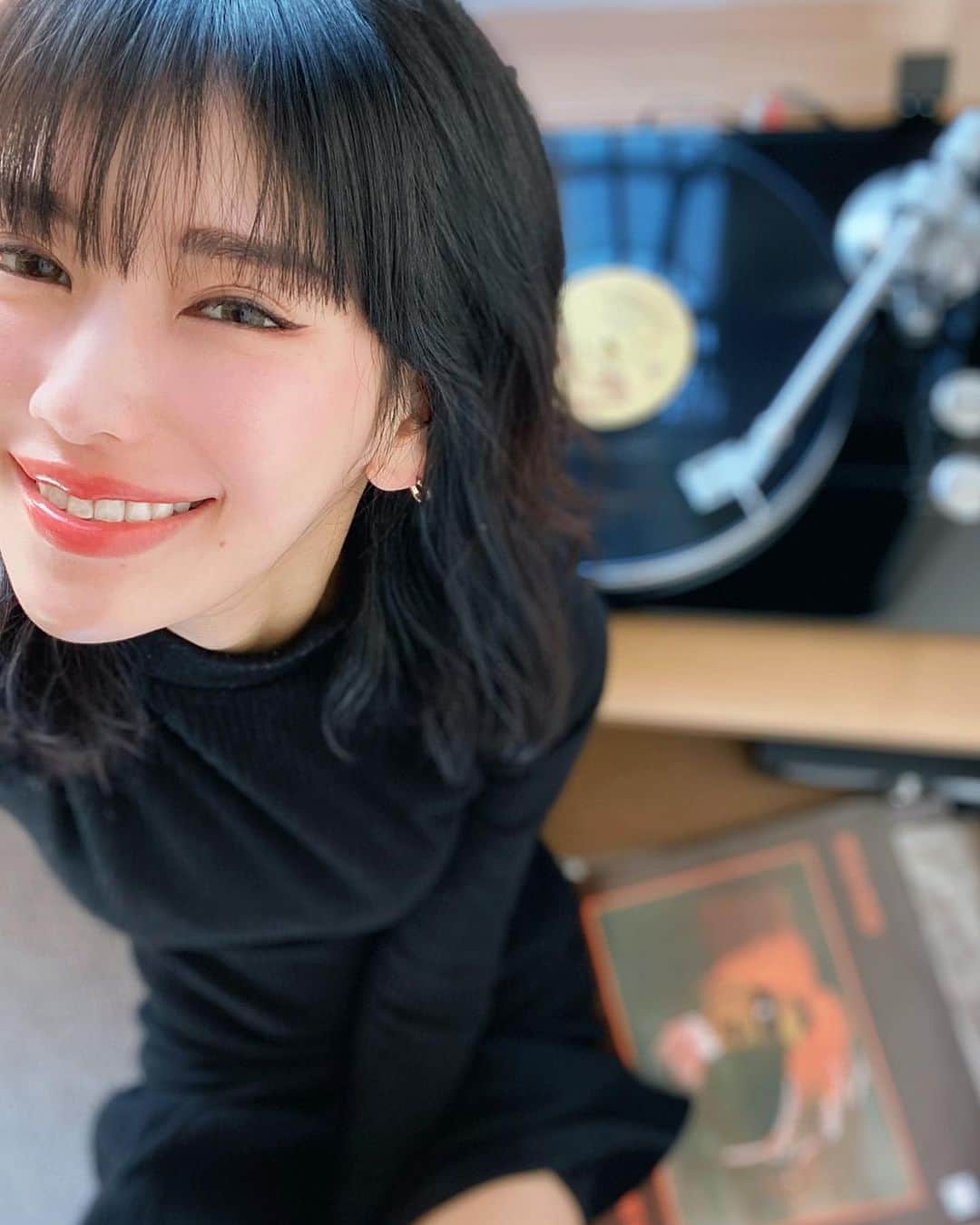 のインスタグラム：「♡ 明日はラジオの日📻 渋谷のラジオ 19:05〜 「SHIBUYASE BEAT MONE」 1時間まるっとDJしてます。 渋谷のラジオのアプリから全国で聴けます。 聴き方は土曜日の19:05にアプリ開いたら勝手に流れてきます😻 是非〜 _ Tomorrow is the broadcast day of my channel on Shibuya radio. I'm gonna do DJ a hole hour. Anyone can listen from anywhere from the "shibuya no radio"app. #monemilk #femaledj #djmone #渋谷のラジオ」
