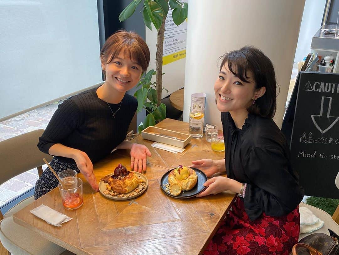 桜帆ゆかりのインスタグラム：「先日の楽しいlunch &tea time🥰❤️一期下の#新菜かほ ちゃんあやこっぺと🥞✨ボブになってて可愛い💕久しぶりに色々お話ししてましたーー♬  パンケーキが信じられない位空気入ってて笑　溶けていきました🤤ほぼ空気でした。  #ランチ後のパンケーキ　#美味しすぎました😋 #2枚目の首の曲がり気になるわぁ　#宝塚OG」