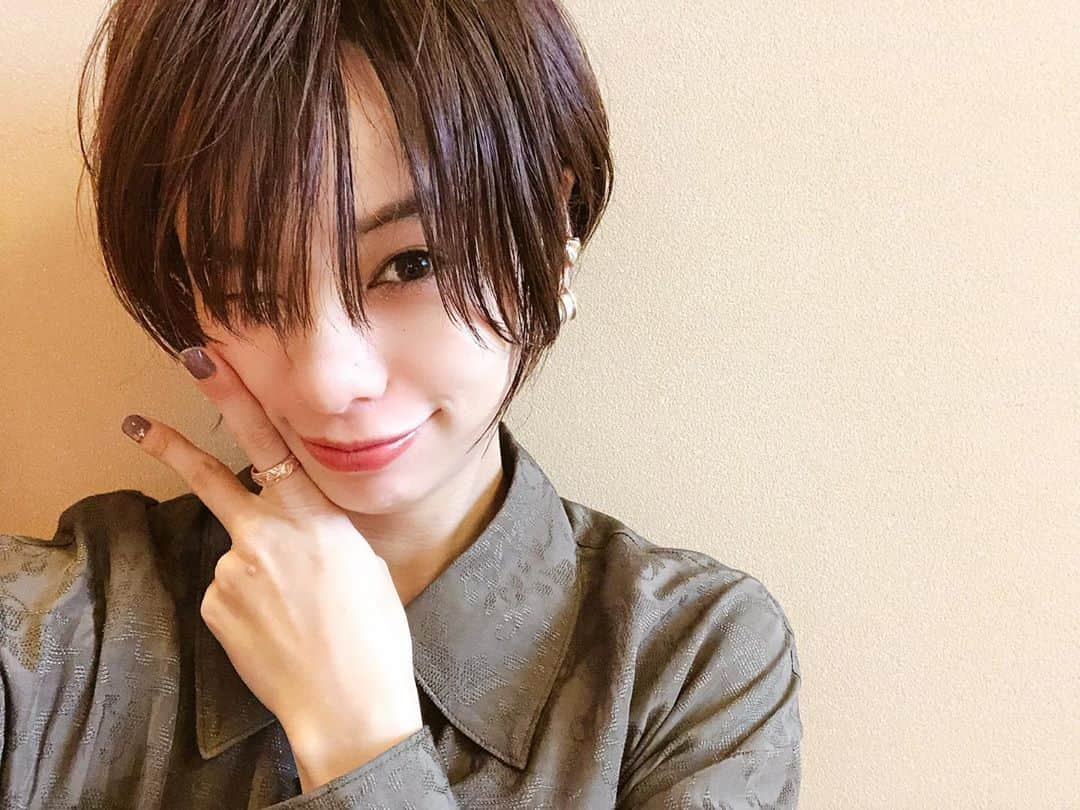 TANAKA SAKi 田中紗貴さんのインスタグラム写真 - (TANAKA SAKi 田中紗貴Instagram)「⋆﻿ NEW HAIRお気に入り💓﻿ 上手くセットできるか心配やったけど﻿ オイルとワックス付けてフワっとさせてれば﻿ それっぽく見えて意外と楽ちん👦🏻✨﻿ ﻿ ﻿ 何よりもお風呂の時間が格段に短くなった🛁﻿ バスタイムは基本ワンオペやから﻿ ロングヘア洗うだけで結構ぽん待たしてて﻿ お風呂上がるときには鬼不機嫌やったのに、﻿ 今は一瞬で済むから、湯船に浸かって﻿ 遊んであげれる余裕もできた🌈﻿ ﻿ お風呂上がりも﻿ 裸で逃げ惑うぽんのケア優先になるから、﻿ 髪長い時はほんと寒かったけど、今は快適♨️﻿ ﻿ ﻿ ﻿ ショートヘア超いい😇🤍🤍﻿ ﻿ ﻿ ﻿ ﻿ #ショートヘア#ハンサムショート﻿ #前下がりショート#くびれショート﻿ #男の子ママ#ぷんにー#妊娠7ヶ月﻿ #モデル#サロモ#田中紗貴﻿」11月6日 16時07分 - sakiwo.523