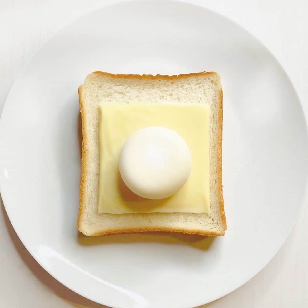 じんじん【パパラピーズ】さんのインスタグラム写真 - (じんじん【パパラピーズ】Instagram)「最近ネットで話題の #禁断の雪見トースト を作ってみた✌️🍞   食パンにチーズと雪見だいふくをのせて、こんがりトーストするだけ！   簡単なのに意外とボリュームがあって、トースト１枚で満腹気分🥴⁉️  熱々ひんやりで、あまじょっぱさがクセになる禁断の味✨   みんなこれ試さなまじで損する‼️ 試してみてな〜✌️   #満腹めし #雪見だいふく #PR」11月6日 16時07分 - jinjiiiindao