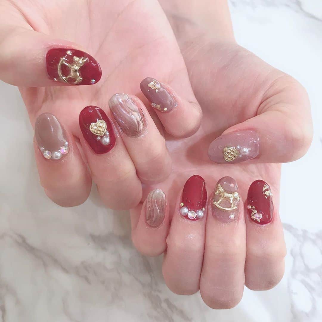 岡崎まどかのインスタグラム：「. 新しいネイルはこちら💅🏻💓 今回も美通プレス様が提携してるネイルサロン、arkネイル様でしていただきました！  みんなの意見を取り入れてみたよ！リクエスト送ってくれてありがとう💌  ポイントは赤と金で少し早いけどクリスマスっぽい感じをイメージ🎄 そして、木馬のパーツが可愛くて個人的にお気に入り😎  赤が映えるね〜！！❤️  . #ネイル　#ネイルデザイン　#arknail」