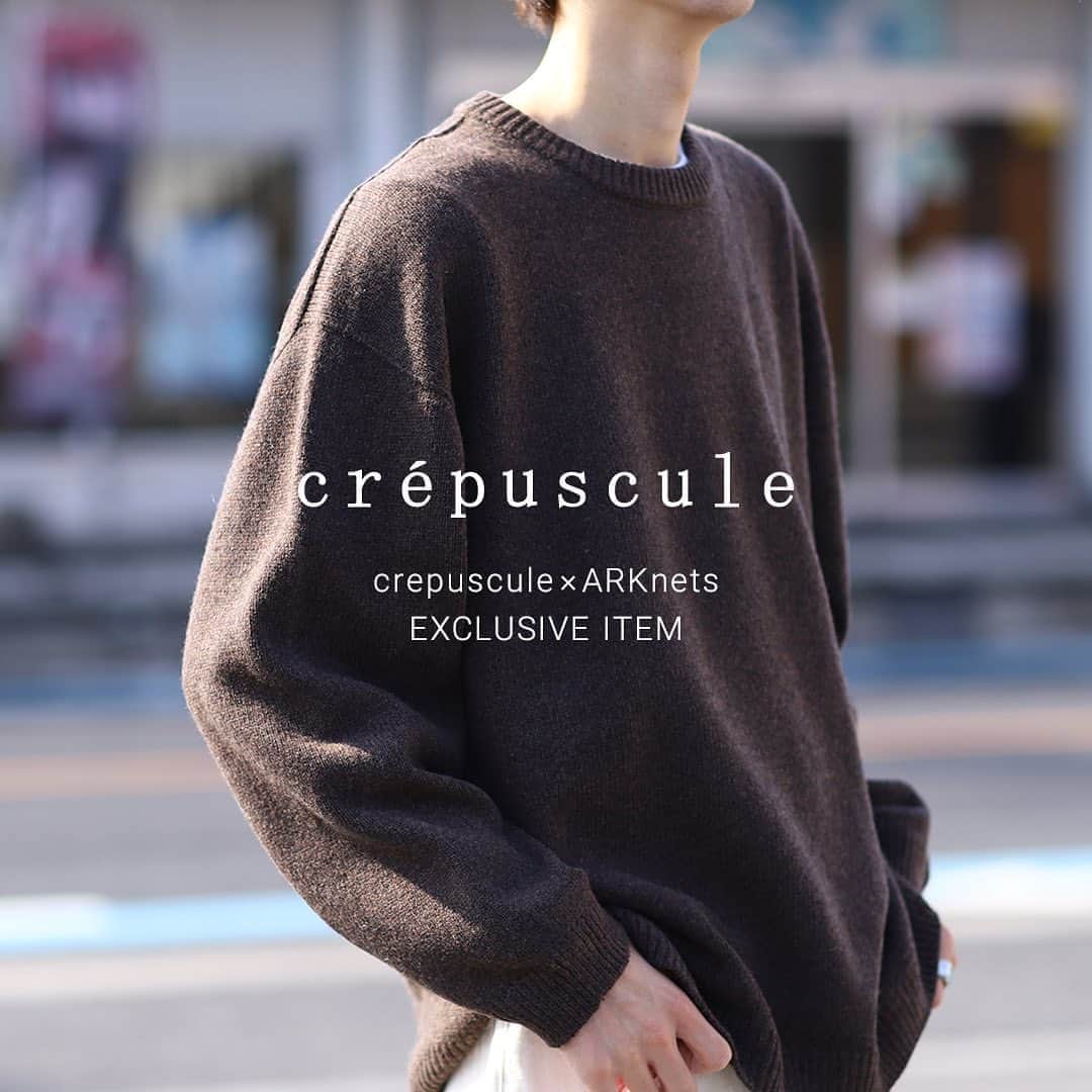 のインスタグラム：「《 crepuscule 》﻿ ﻿ 2020 AUTUMN & WINTER ﻿ EXCLUSIVE ITEM﻿ ﻿ 毎シーズン大変好評のcrepuscule×ARKnets別注アイテムが20AWでもリリース！﻿ ﻿ ITEM：【別注】crew neck﻿ ﻿ サイドスリットがアクセントになったクルーネックニット。﻿ 程よくゆとりを持たせたボックスシルエットに、アクセントとして裾リブにサイドスリットを入れたデザインは、ARKnetsでしか手に入らないエクスクルーシブアイテム。﻿ 程よい厚みでインナー使いもしやすく、デイリーに活躍してくれるニットが出来上がりました。﻿ ﻿ ﻿ 【取り扱い店舗 】﻿ @cornersark﻿ @reark_arknets﻿ ﻿ ﻿ ■商品や通信販売に関しまして、ご不明な点がございましたらお気軽にお問い合わせください。﻿ -----------------------------------﻿ 【お問い合わせ】﻿ ARKnetsコールセンター﻿ TEL：028-634-1212 ( 営業時間 12:00～19:00 )﻿ ※店舗へ繋がりにくい場合には、こちらまでお問合せ下さい。﻿ -------------------------------------﻿ #crepuscule  #クレプスキュール #knit #20aw  #fashion #ファッション #exclusive #栃木 #宇都宮 #群馬 #高崎 #埼玉 #越 #arknets #アークネッツ #セレクトショップ  #cornersark #reark #styling #スタイリング #coodinate #コーディネイト #outfit #別注 #ファッション #20fw #2020aw #mensfashion」