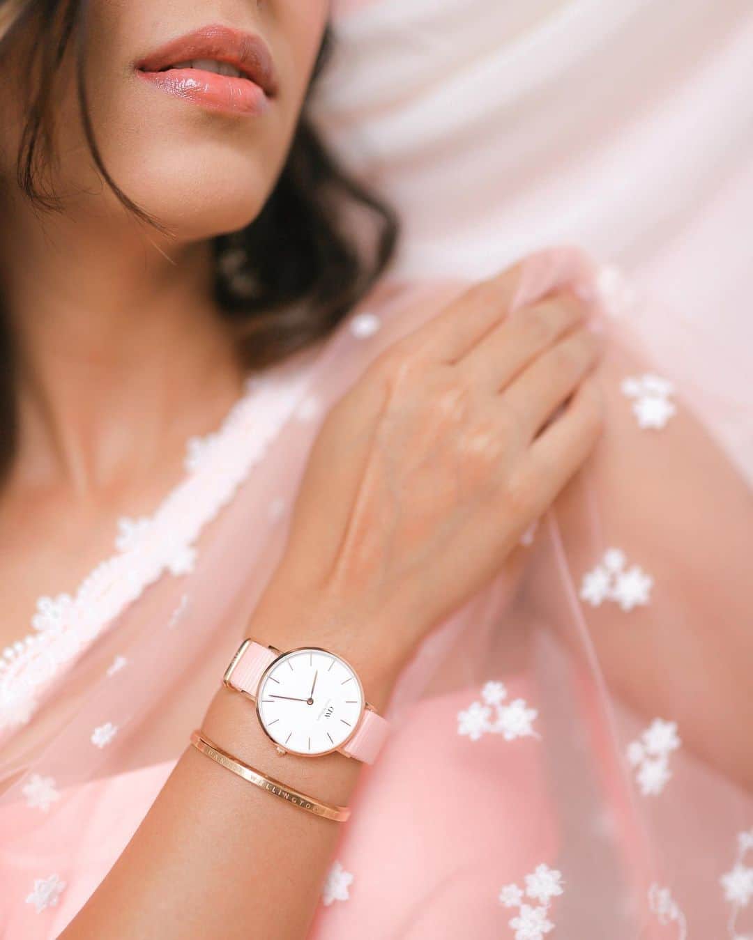 Aakriti Ranaさんのインスタグラム写真 - (Aakriti RanaInstagram)「Diwali is just another reason for me to dress up and flaunt my Rosewater watch from @DanielWellington  Shop any two products and get a 10% off. You can avail an extra 15% discount with my code ‘AAKRITI’ on their website on all your purchases.   Outfit- @shopmulmul  📸 @duagunjan  #danielwellington #DanielWellington #DWali #Ad #AakritiRana #diwali #saree #sari #festivevibes #pink #festivewear」11月6日 16時14分 - aakritiranaofficial