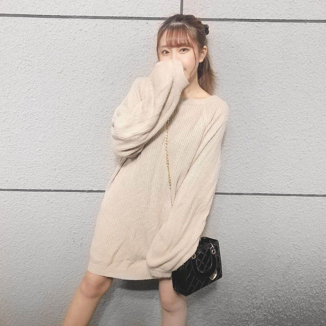 郷杏樹のインスタグラム：「. りなてぃんちゃんコラボの キルティングバッグ👜 肩掛けにもできるし手持ちも◎ 白ニットと合わせたら絶対可愛い💕 @rinateen_max  @_andante_shop  . . . #ootd #fashion #今日のコーデ #今日の服 #キルティング #bag #バッグ #鞄 #ニット #ニットワンピ #code #コーデ」