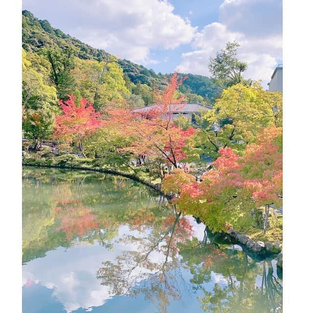 美蘭レンナのインスタグラム：「. . . 南禅寺⛩ 永観堂🍁 紅葉は少し早かったけど大満足🥰✨ . . 2枚目の南禅寺にある水路閣 琵琶湖からの水を引いてるって 初めて知りました🧐✨✨✨ 飲めると思うくらい透き通った綺麗なお水でした🥰🥰 . . . #京都#日帰り旅#最高#旅#自然#紅葉 #観光#京都観光#南禅寺#水路閣#永観堂 #永観堂禅林寺#もののけ姫の世界#ジブリ#すぐ歌う#私たち#instagood#instagram#instapic#autumn#momiji#kyoto#trip#happy」