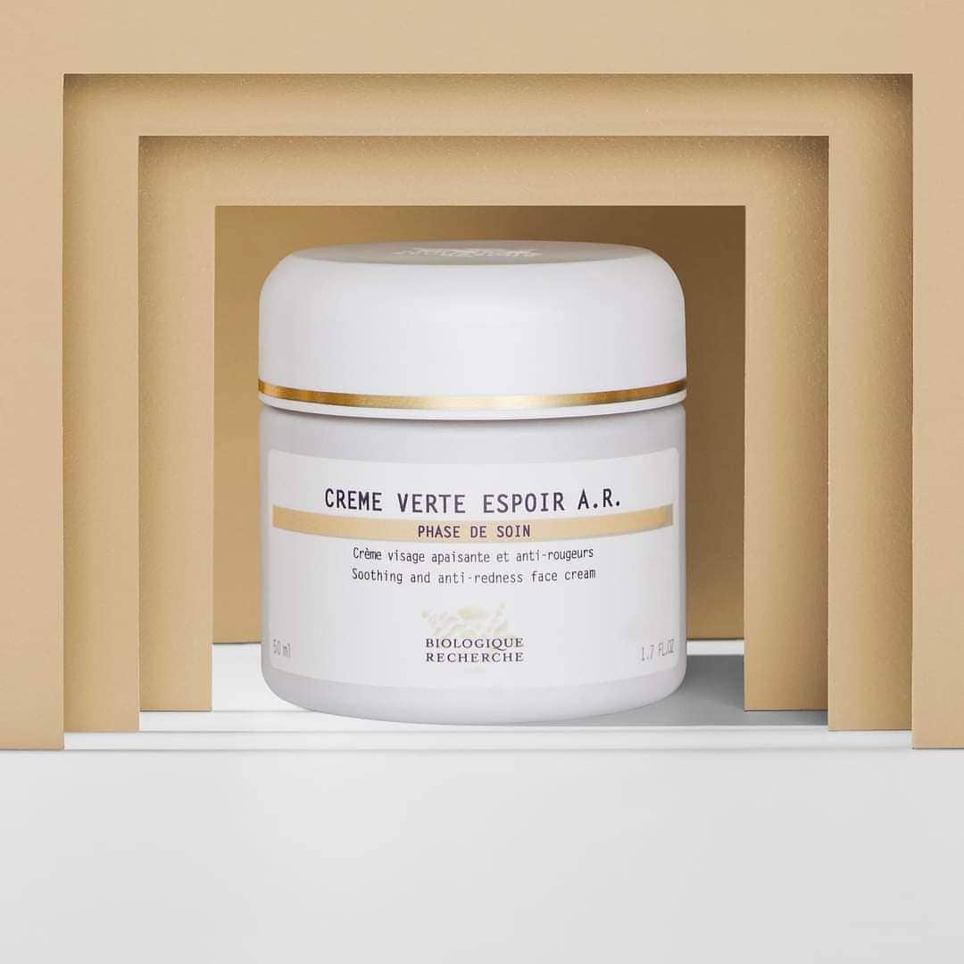 Biologique Recherche Russiaのインスタグラム：「✨Crème Verte Espoir A.R. с усиленной формулой против покраснений!  Новый крем с лёгкой и тающей текстурой предотвращает и уменьшает видимые признаки купероза, улучшая качество кожи и снижая ее чувствительность!  Таким образом, он заметно снижает степень и интенсивность покраснений, ограничивая появление мелких кровеносных сосудов!   Реактивная кожа мгновенно успокаивается, повышается ее способность к самозащите, а тон кожи выравнивается! ✨  #BiologiqueRecherche #biologiquerechercherussia #BuildingBetterSkin #FollowYourSkinInstant」