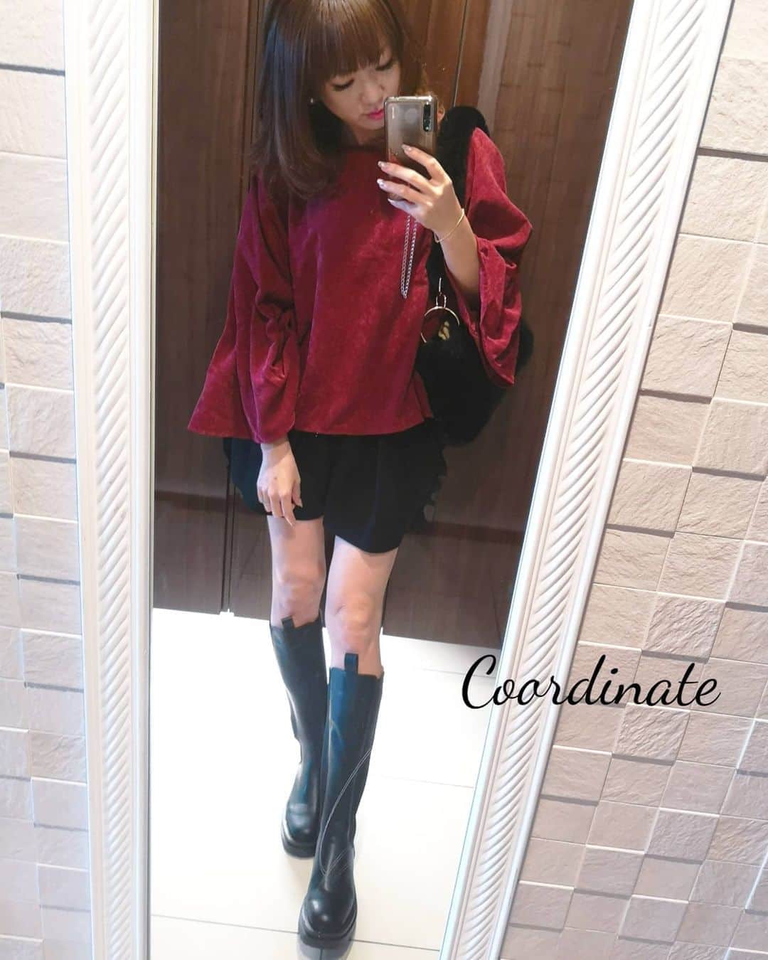 中島彩のインスタグラム：「褒められ率高い🆕ブーツ❤️ ぺたんこで歩きやすくてめちゃめちゃ楽なのに、脚をまっすぐきれいに見せてくれて優秀～💕  @creawebshop  #ブーツ　#ロングブーツ #ぺたんこ靴  #サイドゴアブーツ #ママコーデ #ママファッション　#カジュアルコーデ」