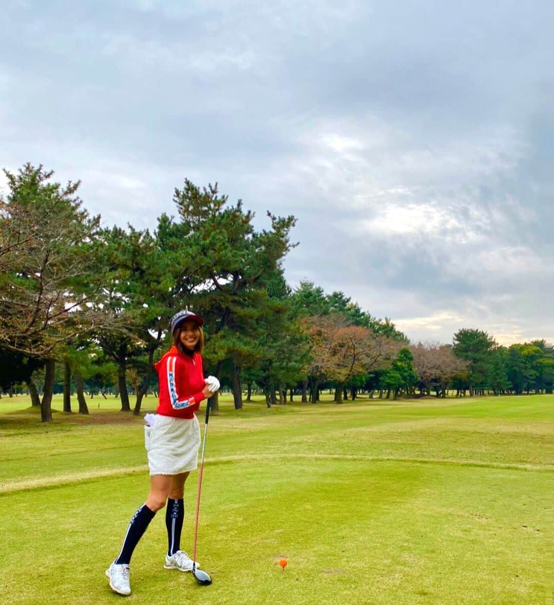 佐野千晃のインスタグラム：「朝は少し肌寒いけど日が出るとポカポカで汗もかかないゴルフにいい季節だなぁ〜って感じながらエンジョイゴルフしてきた⛳️﻿ ﻿ めちゃくちゃ笑ってめちゃくちゃ走ってめちゃくちゃ自然感じてゴルフって良いなぁってホント思う🤤﻿ ﻿ 神の手何度か使ってベストタイ、、、、笑﻿ ﻿ もっと上手くなりたいな、、、、笑﻿ ﻿ #workout #training #sport  #wear #sportwear #スポーツ #筋トレ女子 #筋トレ #ワークアウト #スポーツウェア #筋肉 #筋肉美 #go  #run #running  #marathon  #ゴルフ #ゴルフ女子 #ゴルフ好き」
