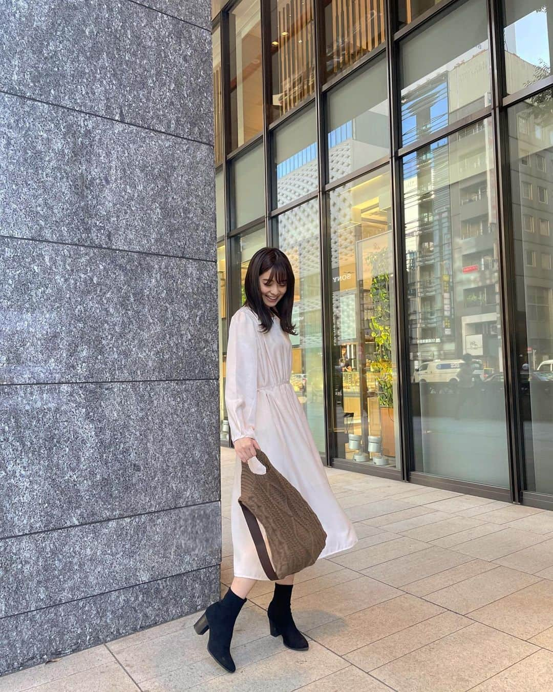 田崎さくらさんのインスタグラム写真 - (田崎さくらInstagram)「私服コーデ🕊﻿ ﻿ ﻿ この日は白ワンピでちょっぴり﻿ きれいめコーデな日でした☺︎﻿ ﻿ それにニット素材のバッグを合わせて♡﻿ ﻿ たくさん入るし手持ちも肩掛けも﻿ できるから◎﻿ ﻿」11月6日 21時51分 - sakura_tazaki