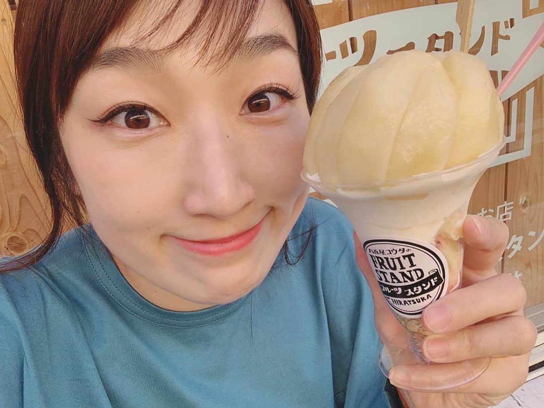 あいすけさんのインスタグラム写真 - (あいすけInstagram)「口から出すみたいに美味しそうに食べるね！って言われました。#褒められてるのか褒められてないのか#桃のパフェ#美味しすぎて膝から崩れた#衝撃的な美味しさ」11月6日 16時24分 - aisuke.aokiai