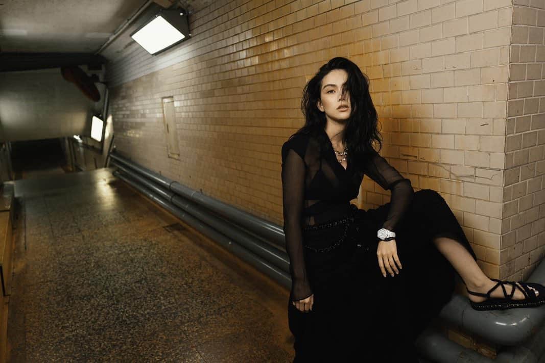 ハンナ・クインリヴァンのインスタグラム：「Had a fun time shooting with @marieclairetw and @zhonglin_  in the underpass. Check me out on November @marieclairetw」