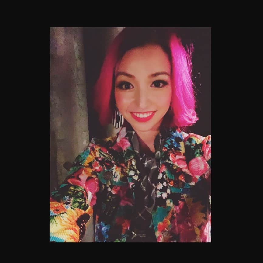 ダンドイ舞莉花のインスタグラム：「Happy happy happy!!   Make Me Happy のお衣装😍  ここまでカラフルなお衣装、中々ないぞー！！  明るい色をたくさん身にまとってると、自然と気分もハッピーになるよね？  悲しい時は、色んな色を着ればいいってことか！😌  それからWhy Must We Tell Them Why? のお衣装😎この歌はみんなではっちゃけて本当に楽しかったーー！！！💕  Hold still and focus!!  #35MM #35mmamusicalexhibition #makemehappy #Brightcolors #brightcolorsmakemehappy #behappy #pinkhair #musical #theatre #tokyo #japan #holdstillfocus」