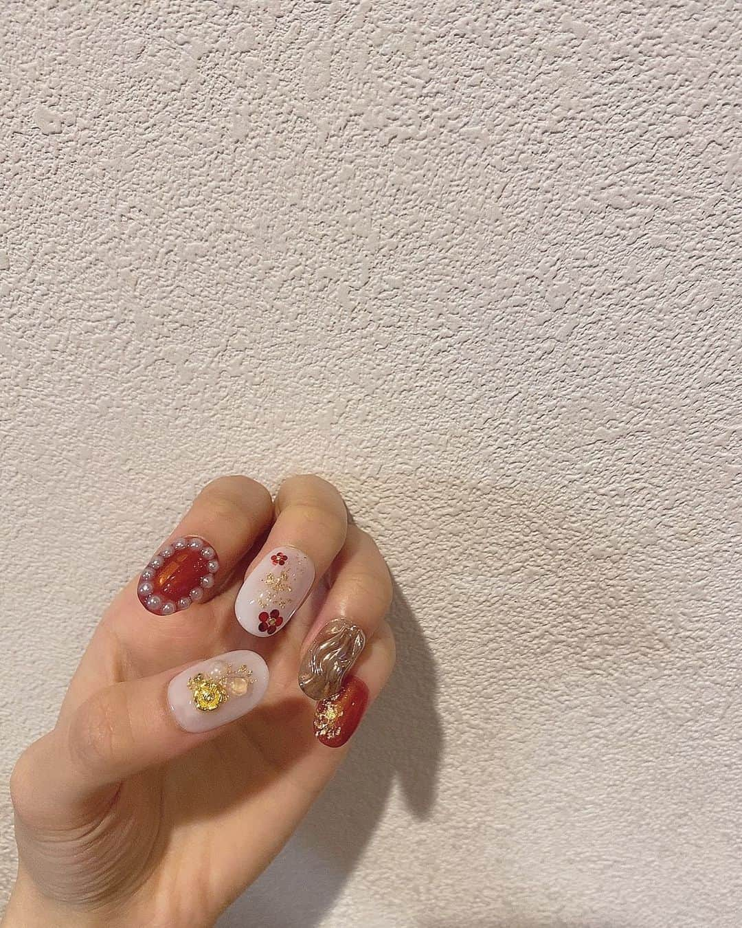 藤崎未夢さんのインスタグラム写真 - (藤崎未夢Instagram)「♡ ❁｡ﾟnail ｡ﾟ❁  普段はできないから 振袖用に買ったネイルチップ お着物ともあっててすっごく可愛いきらきら🌹 . . #成人式 #成人式前撮り #ネイル #ネイルチップ #成人式ネイル」11月6日 16時25分 - miyu_miyu_ngt48