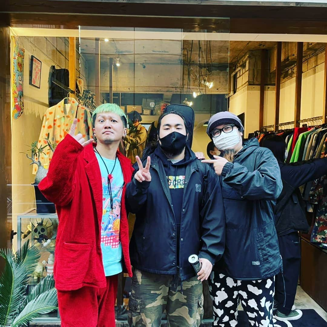 タクマ（コロナナモレモモ）さんのインスタグラム写真 - (タクマ（コロナナモレモモ）Instagram)「渋谷で用があったので ROLLING CRADLE渋谷店へご挨拶。  いつも優しい先輩2人👽👽  #タクママスク買え」11月6日 16時28分 - tatatatatatatat_mth2