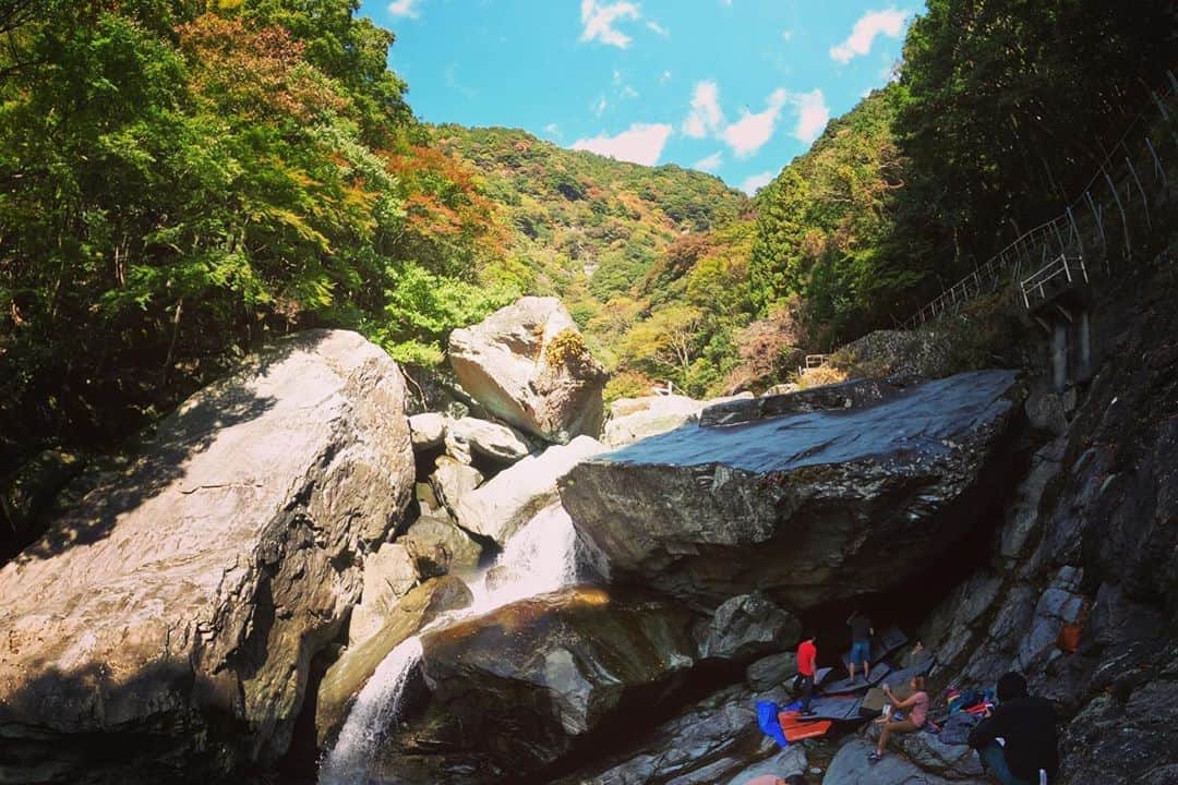 茂垣敬太さんのインスタグラム写真 - (茂垣敬太Instagram)「Top of the Top 2020 ボルダーのセットとコンペ後の一般向け課題の復旧を行いました。  コロナの影響もあって公式戦のセットは昨年の12月以来！ 今回もコンペセットの難しさとやりがいを感じさせてもらいました❗️  今月はあと2大会公式戦セットが続くので、今回の反省も活かしチャレンジしていきたいと思います👍  セットの空き時間に2時間ほど近所の岩にも行けました💡 カイトはサクッと四段ゲット💥　チーフの到着早々アップ無し(登れる岩は写真が全て)二段フラッシュには一同驚愕でした😅 お疲れ様でした〜  📸👍 @shintaozawa」11月6日 16時37分 - keitamogaki