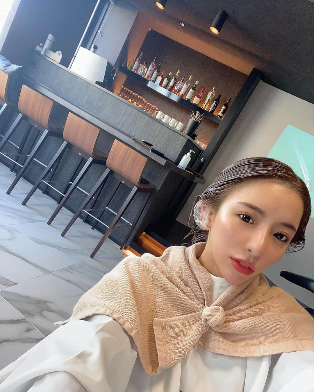 ちゃんうさのインスタグラム：「@rroom201  会員制プライベートサロン💇‍♀️でトリートメントしてきたーっ💕 . 美容室にBARカウンター🍸あるし映画鑑賞もできるってすごっ！ . 時間で一組貸切らしくて 1人でゆっくりしたい感じでも 家族で、彼氏彼女と、とか気兼ねなくゆっくり来れる感じだった✌️✌️ . 是非チェックしてみてね😚 @rroom201  . . . . #福利厚生対応可能 #一応美容室 #美容室 #福利厚 #cutcolor #beauty #大阪 #個人事業主 #経営者 #法人 #salon #hairsalon #北浜 #梅田」