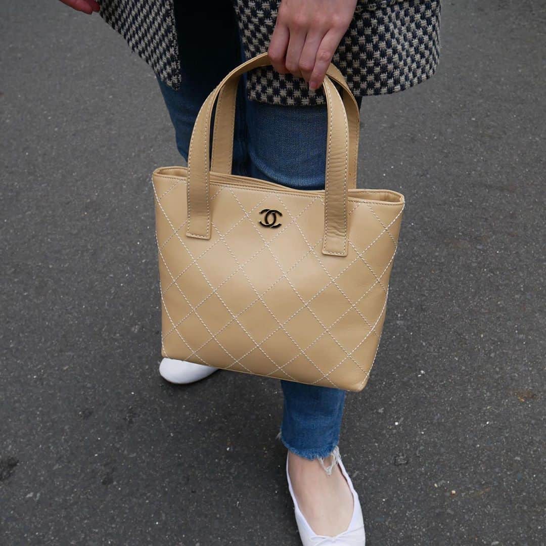 Vintage Brand Boutique AMOREさんのインスタグラム写真 - (Vintage Brand Boutique AMOREInstagram)「Vintage Chanel wild stitch hand tote bag beige 🧸  On website search for 🔎 AO31023  ✈️ Free Shipping Worldwide 📩 DM for more info ➡️ info@amorevintagetokyo.com   #AMOREvintage #AMORETOKYO #tokyo #Omotesando #Aoyama #harajuku #vintage #vintageshop #ヴィンテージ #ヴィンテージショップ #アモーレ #アモーレトーキョー #表参道 #青山 #原宿#東京 #chanel #chanelvintage #vintagechanel #ヴィンテージ #シャネル #ヴィンテージシャネル #シャネルヴィンテージ #amoreomotesando #アモーレ表参道」11月6日 16時32分 - amore_tokyo