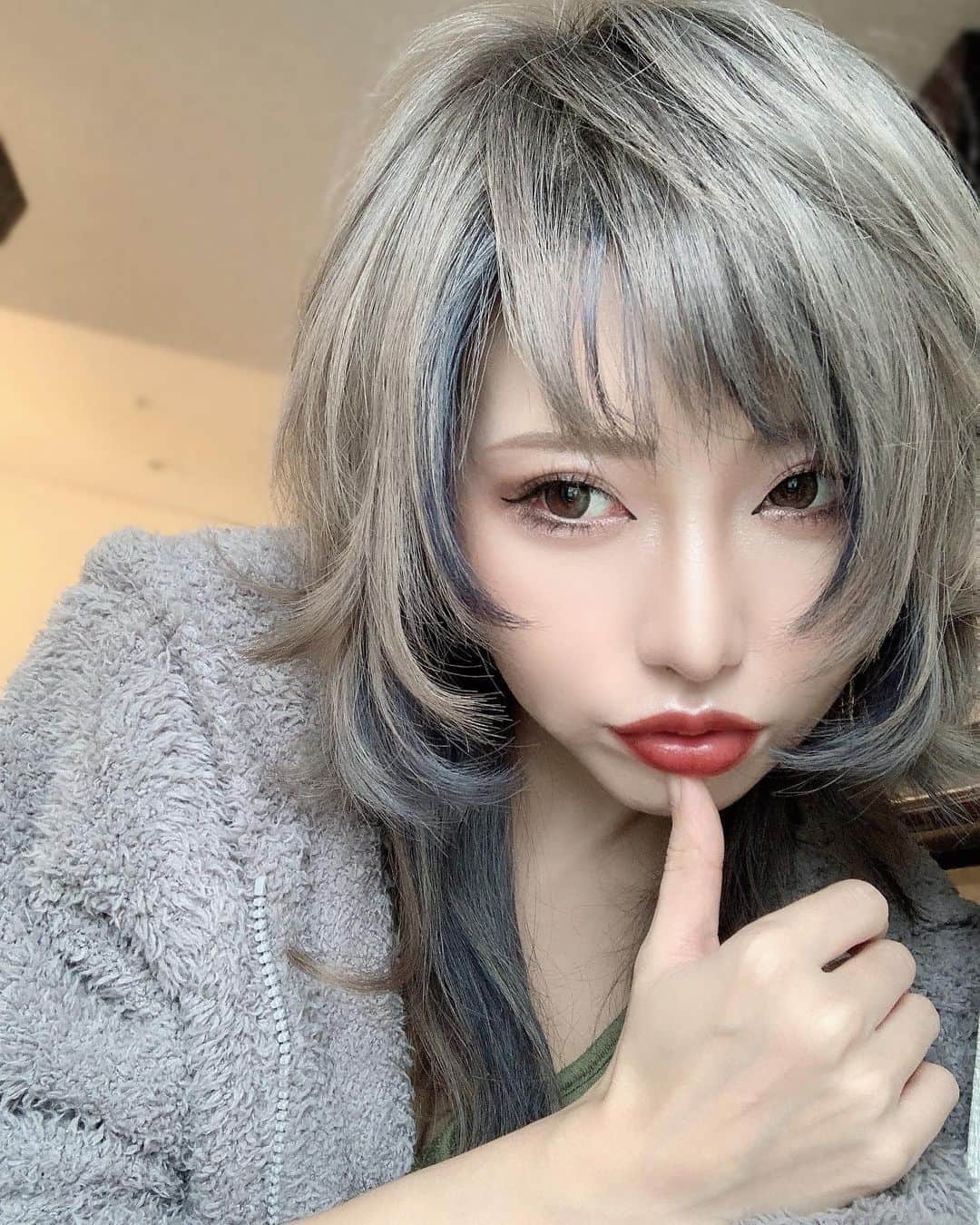 春咲ひなたのインスタグラム：「切ったって言って載せてなかったねw インナーは今ネイビー💙 色変えてしばらく遊ぼーっと🎨✨ . #バッサリ#イメチェン#さよなら#ロングヘア #こんにちは#ロングウルフ#やっぱ#ウルフ#好き」