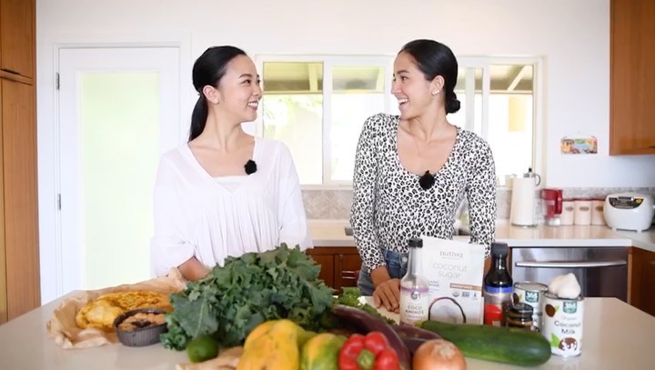 マヤ アリーナのインスタグラム：「今週のサポートローカルは先週の続き！カイルアのファーマーズマーケットでローカル野菜を使ってココナッツグリーンカレーを作りまーす🥥リンクはプロフィールに入っているからチェックしてね😊作ってみたら写真送って！野菜はなんでも使えるよ🥦  #ハワイ #サポートローカルハワイ  #ビーガン　#ヘルシーレシピ　#グルテンフリー #ナチュラル　#cooking #supportlocal #hawaii #aloha #vegan #glutenfree」