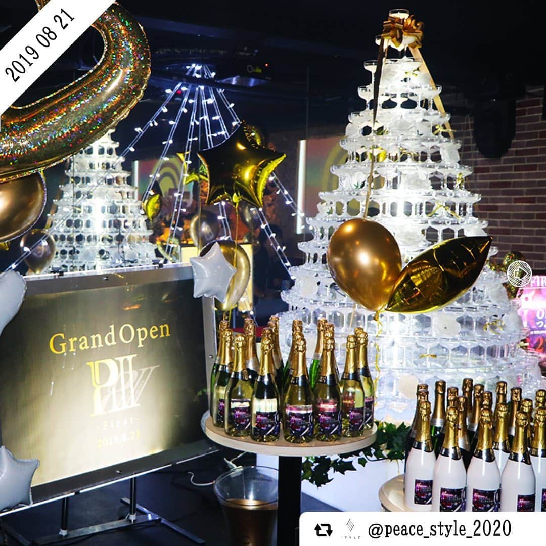 ホス キンのインスタグラム：「. 【Pickup‼️】 2019年8月21日はP31stがグランドオープンした記念すべき日!! 同時にRolling@つよし店長のバースデーイベントが開催されました♪ . . グランドオープンとBDを祝うタワーは豪華な白色のシャンパンゴールド🍾✨ . 現在はSTYLEというお店に変わり、今も店長として活躍されております!! . 気になる方はぜひお店のインスタも覗いてみてください！！ . お店のインスタはこちら🏘 @peace_style_2020 . @hoskininfo . #ホスキン #STYLE . #ホスト #ホストクラブ #イベント #水商売 #クラブ #イケメン #男前  #酒 #シャンパン #シャンパンタワー #バースデー #誕生日 #モエ #ドンペリ #テキーラ #クラブ #大阪 #大阪ミナミ #ミナミ #心斎橋 #道頓堀 #宗右衛門町 #難波 #なんば . #hoskin #osaka #hostclub #followme」