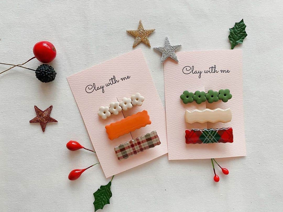 Kikko Designのインスタグラム：「🎄Winter combo clips🎄﻿ ﻿ 今回のチェック柄はクリスマスを意識して﻿ 作ってみました🎅🏻﻿ ﻿ なかなかお出かけは出来ないけれど、﻿ お家でちょっとお洒落に🎈﻿ ﻿ まだまだ沢山つくります﻿ ﻿ ﻿ ﻿ #hairclips﻿ #ヘアクリップ﻿ #女の子﻿ #女の子ママ ﻿ #女の子コーデ ﻿ #ヘアアレンジ」