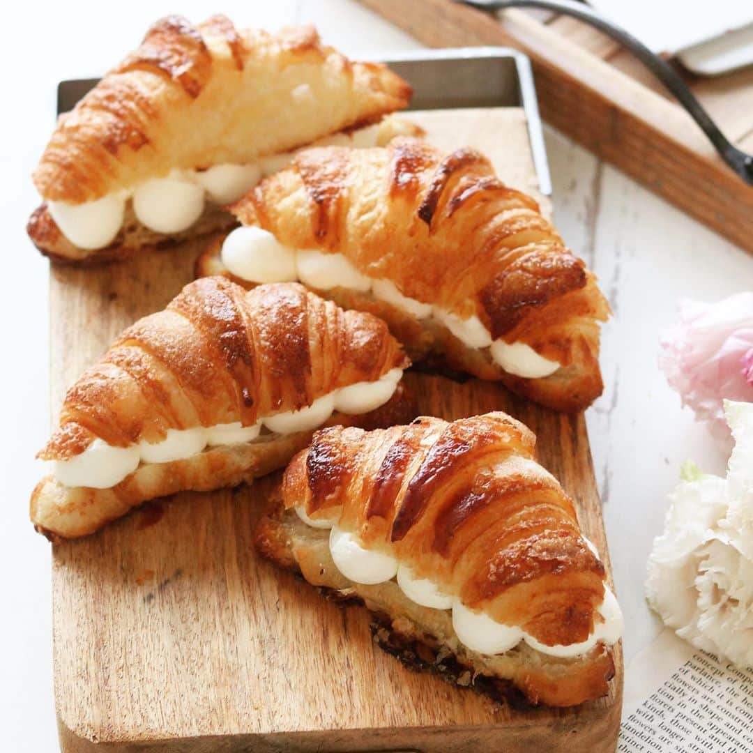 mikiさんのインスタグラム写真 - (mikiInstagram)「・ ・ bake.croissant  ストーリーにあげたクロワッサン🥐 中に練乳入り生クリームサンドしておやつに❤️  おいしい😳❤️しあわせ😳❤️太る🐖❤️  お返事また遅くなってます🙏🏻  楽しい週末を❤️  コメントおやすみします！  クロワッサンレッスンありがとう❤️　@chiyo09   #楽しくパン活」11月6日 16時34分 - koron.n