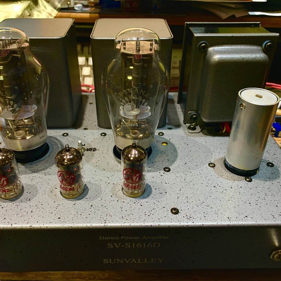 日浦孝則さんのインスタグラム写真 - (日浦孝則Instagram)「SUNVALLEY SV-S1616D 完成〜！各部電圧は正常で、配線ミスなども無かったようで一発で正常に音が出ました！ これまで聴いていたエレキットの真空管アンプTU-879Sよりも確実にグレードアップしたと思う。 まずは、お気に入りのアルバム Eva CassidyのSong Bird を聴いてみる。ボーカルの表情がより生々しく、今まで聴こえてなかった細かいニュアンスもダイレクトに骨太に聴こえて迫力がある！思わずボリュームのノブを回して音を大きくしてしまう！部屋全体がその音源の空気感で満たされていく。 うーむ、素晴らしいでございますよ！ SPは8月にヤフオクで豊田市から手渡しで持ち帰ったダイアトーンDS301。オールアルニコ製のユニットで朗々と鳴っている。 NFBのオンオフSwitchを付けたので、NFBを掛けない所謂スッピンの音とNFBを3dbだけ掛けた薄化粧の音を切り替えることができるようにした。今のところスッピンの音がお気に入り。 まだ鳴らし始めたばかりなので、これから真空管のエージングと共に少し音が落ち着いてくるのかな。 こりゃ、アナログレコードも聴きたくなった！ とりあえずIKEA行ってこよ〜！」11月6日 16時34分 - paperisland