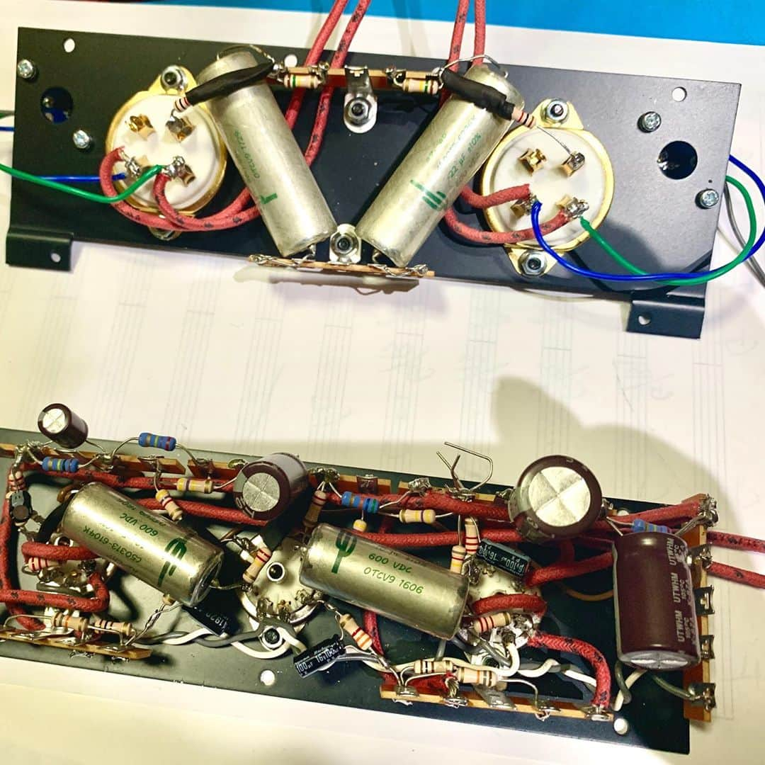 日浦孝則さんのインスタグラム写真 - (日浦孝則Instagram)「SUNVALLEY SV-S1616D 完成〜！各部電圧は正常で、配線ミスなども無かったようで一発で正常に音が出ました！ これまで聴いていたエレキットの真空管アンプTU-879Sよりも確実にグレードアップしたと思う。 まずは、お気に入りのアルバム Eva CassidyのSong Bird を聴いてみる。ボーカルの表情がより生々しく、今まで聴こえてなかった細かいニュアンスもダイレクトに骨太に聴こえて迫力がある！思わずボリュームのノブを回して音を大きくしてしまう！部屋全体がその音源の空気感で満たされていく。 うーむ、素晴らしいでございますよ！ SPは8月にヤフオクで豊田市から手渡しで持ち帰ったダイアトーンDS301。オールアルニコ製のユニットで朗々と鳴っている。 NFBのオンオフSwitchを付けたので、NFBを掛けない所謂スッピンの音とNFBを3dbだけ掛けた薄化粧の音を切り替えることができるようにした。今のところスッピンの音がお気に入り。 まだ鳴らし始めたばかりなので、これから真空管のエージングと共に少し音が落ち着いてくるのかな。 こりゃ、アナログレコードも聴きたくなった！ とりあえずIKEA行ってこよ〜！」11月6日 16時34分 - paperisland