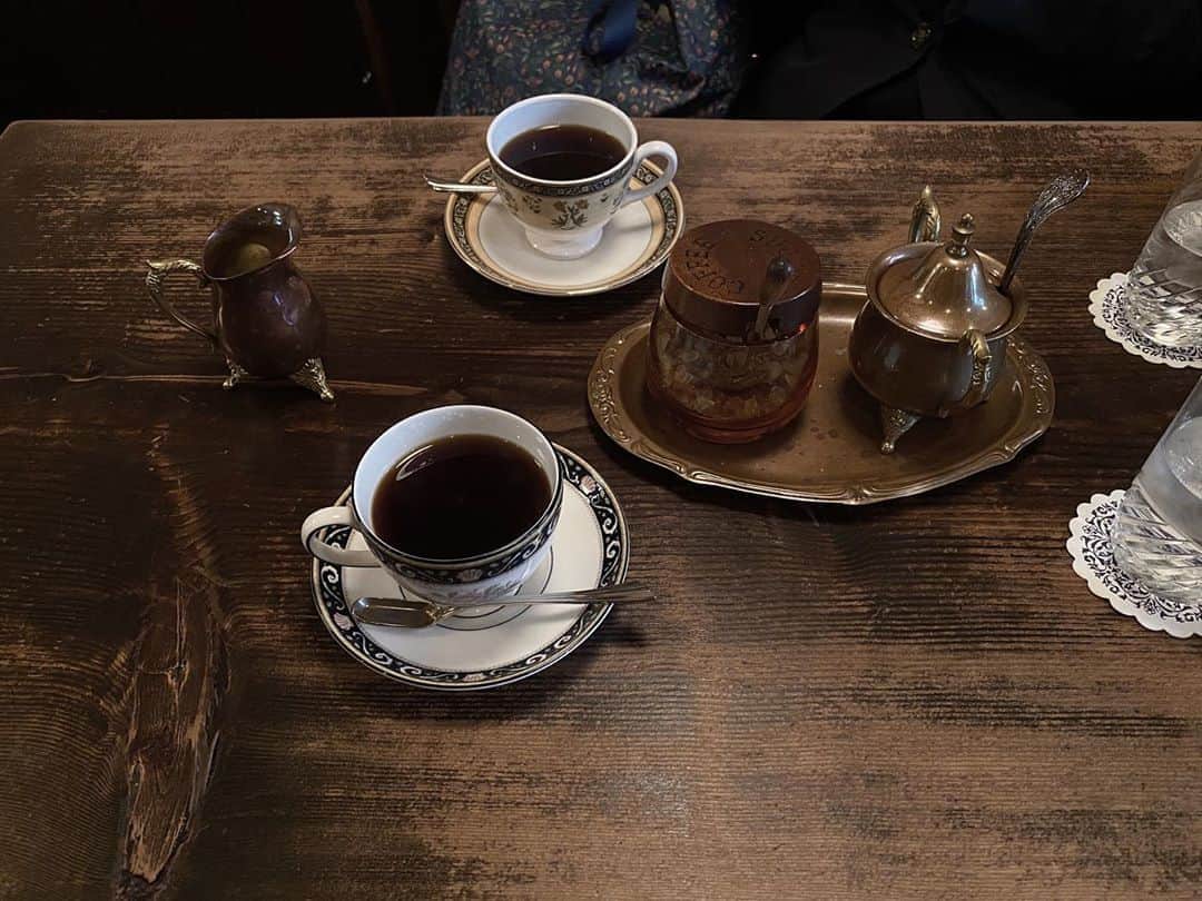 maggydaisyのインスタグラム：「_  置いてあったたくさんのC&Sがどれも素敵だった。 年配のマスターと奥様の息もぴったり。 ホットサンドは薄いパンで上品。半熟卵も絶妙。 うちでもやってみよう〜  #喫茶店 #珈琲 #coffee #コーヒー」