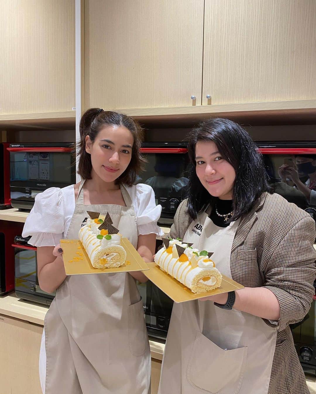 キンバリー・アン・ウォーテマス・ティアムシリのインスタグラム：「Our first baking class and our first time making Apricot & Pear Roll 🍐🍑 @abccookingstudio_th @officialsharpthai」