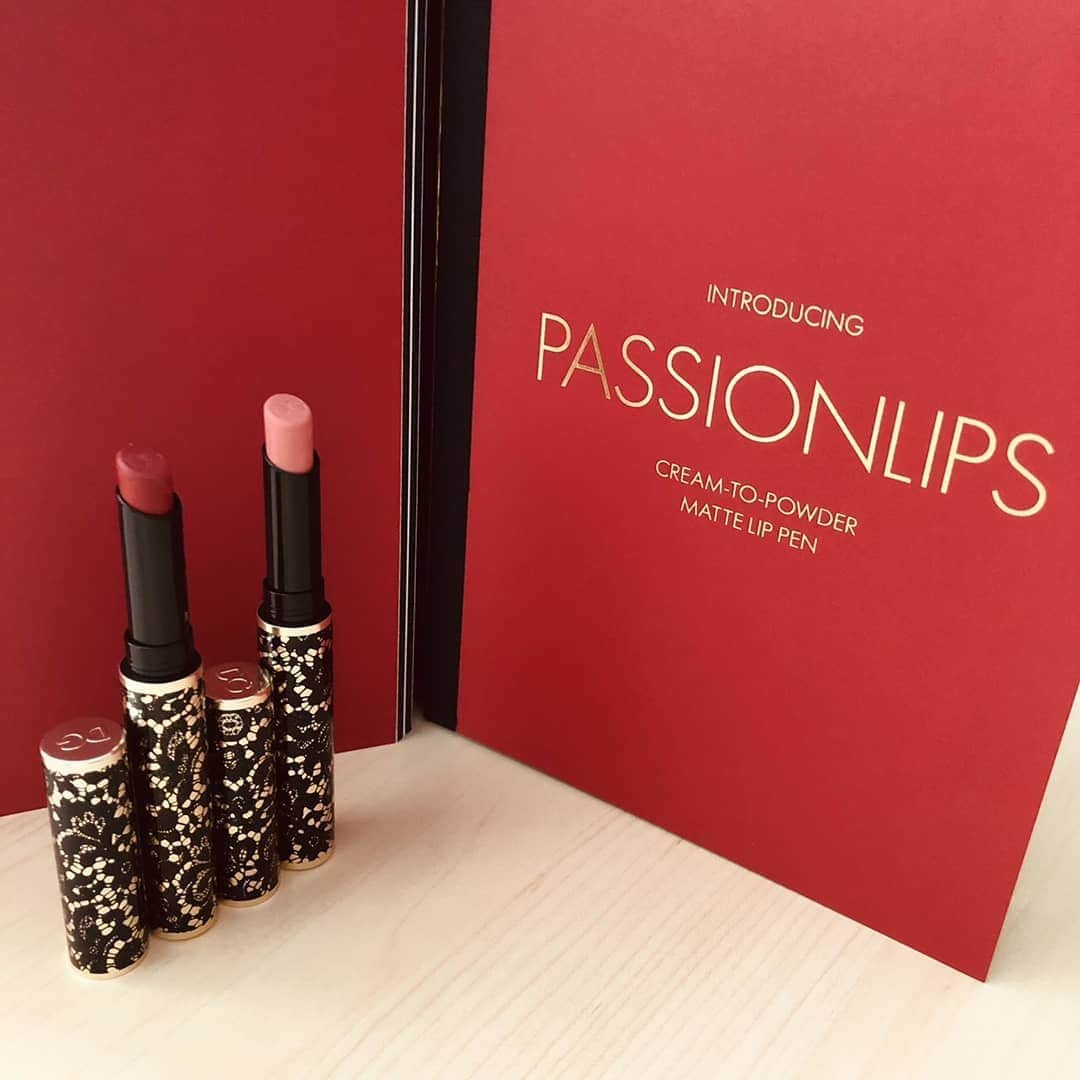 CeCi Thailandのインスタグラム：「ไม่ต่างอะไรกับชุดเดรสลูกไม้สุดหรูของ Dolce & Gabbana กับลิปสติค Passionlips ในรูปแบบลิปสติครุ่นใหม่   ที่ครั้งนี้ออกมาถึง 16 เฉดสี  มี  2  เนื้อแบบ Sparkling matte และ Ultra Matte  ความต่างคือเนื้อ Sparkling จะมีวิ้งเล็กๆ คล้ายกลิตเตอร์ผสมอยู่  จุดเด่นคือ เราสามารถครีเอตสีสันและลุคได้ตามใจด้วยการนำเอาลิปสองแบบมามิกซ์แอนด์แมตช์กัน ❤❤❤   ถือว่า Passionlips เป็น 1 ในจักรวาลลิปสติคของ Dolce &  Gabbana ที่สาวๆ ควรมีไว้ในครอบครอง!」