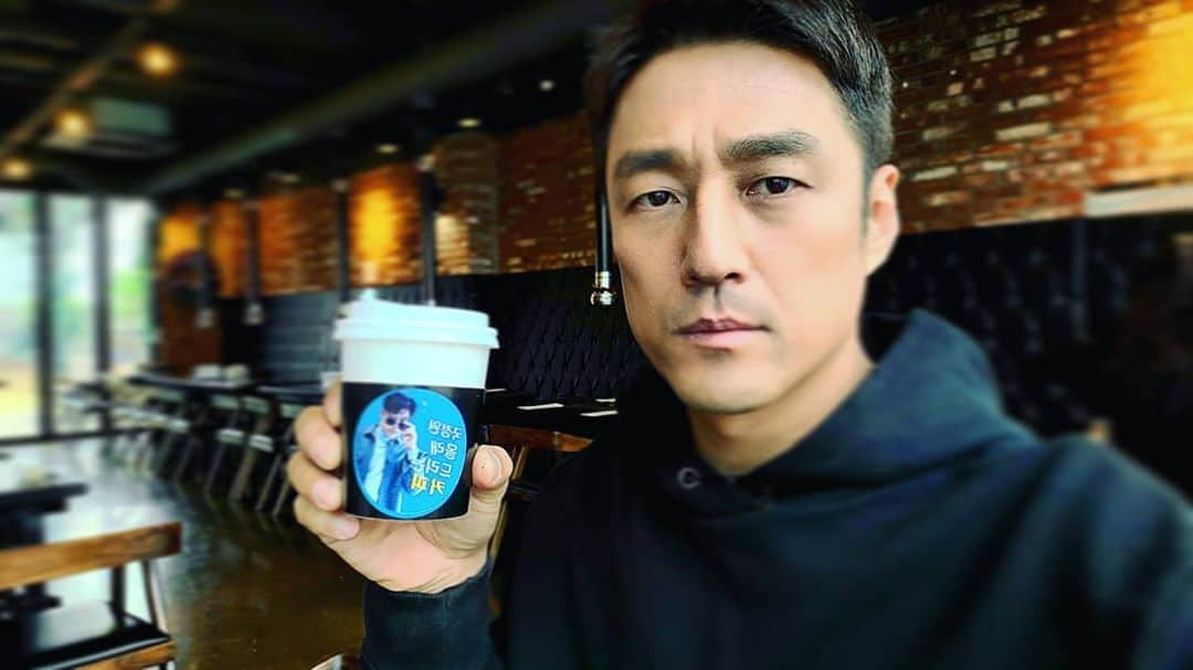 チ・ジニさんのインスタグラム写真 - (チ・ジニInstagram)「@ikkle_entertainment #십전대보탕☕️ #무농약귤피차🍊 #에스프레소☕ #츄러스🫔 #세트장에서 #차안에서 #식당에서  #대기실에서 #매번고맙습니다🙇🏻‍♂️ #건강하세요💪 #열심히할게요👍🤪👍」11月6日 16時39分 - actor_jijinhee