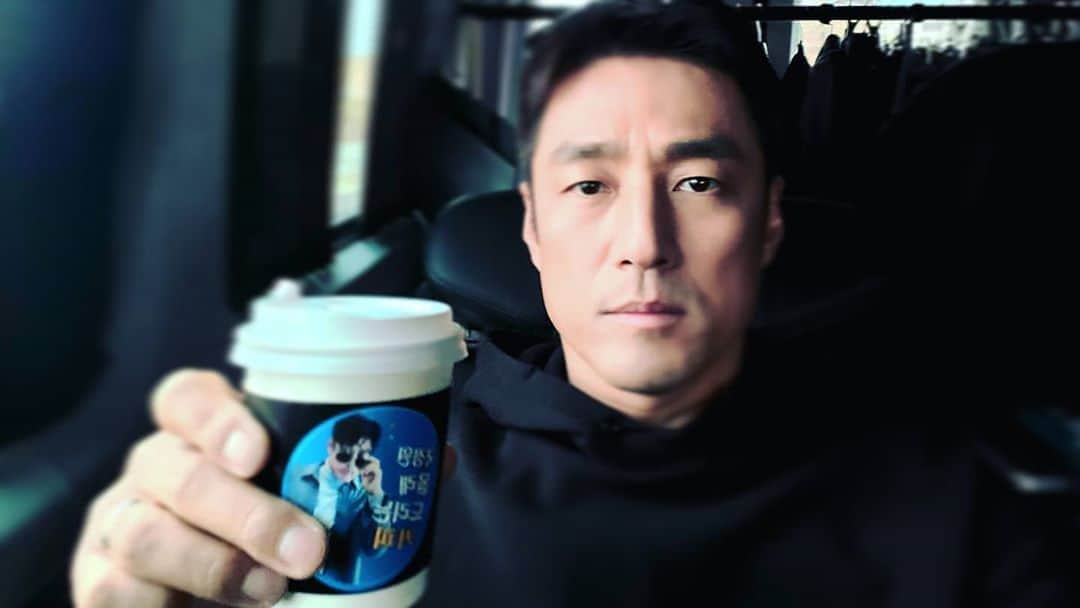 チ・ジニさんのインスタグラム写真 - (チ・ジニInstagram)「@ikkle_entertainment #십전대보탕☕️ #무농약귤피차🍊 #에스프레소☕ #츄러스🫔 #세트장에서 #차안에서 #식당에서  #대기실에서 #매번고맙습니다🙇🏻‍♂️ #건강하세요💪 #열심히할게요👍🤪👍」11月6日 16時39分 - actor_jijinhee