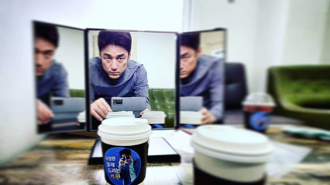 チ・ジニさんのインスタグラム写真 - (チ・ジニInstagram)「@ikkle_entertainment #십전대보탕☕️ #무농약귤피차🍊 #에스프레소☕ #츄러스🫔 #세트장에서 #차안에서 #식당에서  #대기실에서 #매번고맙습니다🙇🏻‍♂️ #건강하세요💪 #열심히할게요👍🤪👍」11月6日 16時39分 - actor_jijinhee