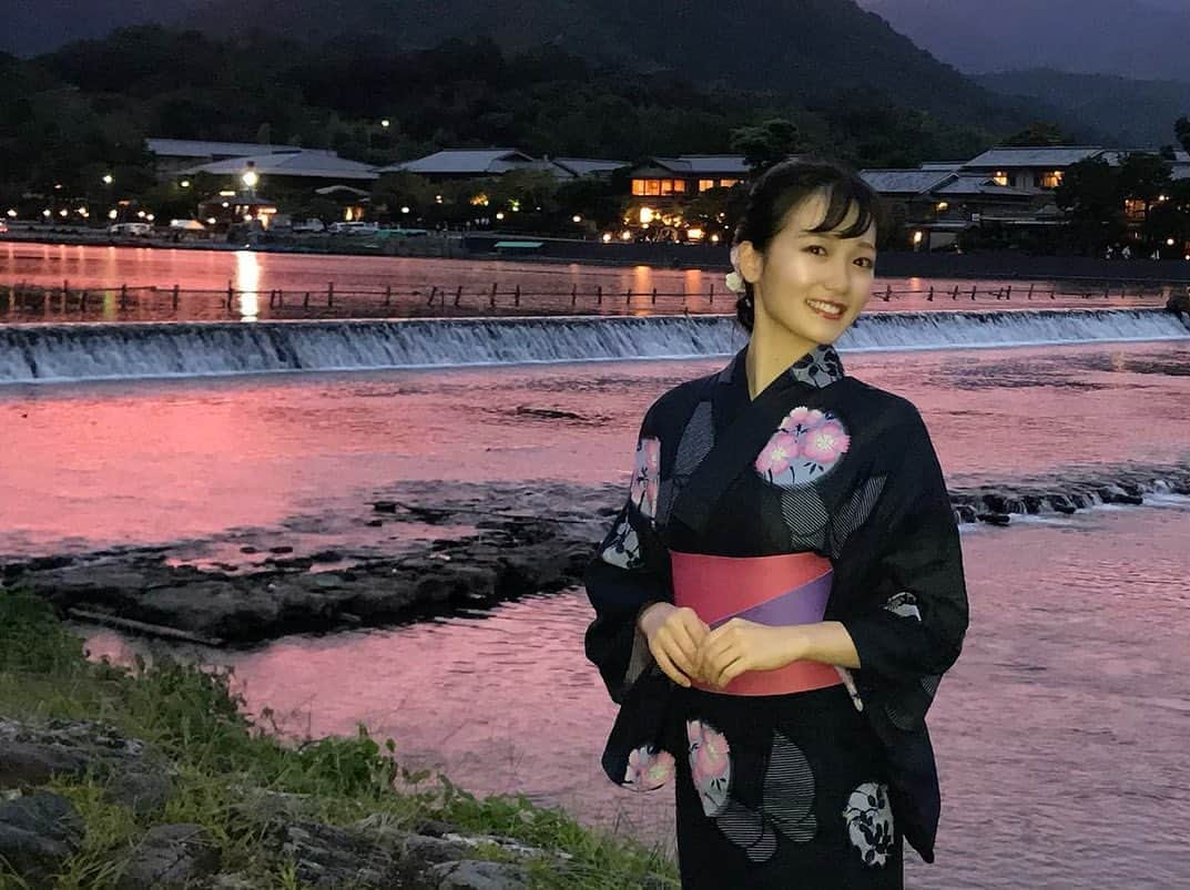 野口真未のインスタグラム：「・ ・ 2020年最初で最後の母の浴衣👘 嵐山の夕焼け空がとーっても綺麗でした✨ ・ #京都 #嵐山」