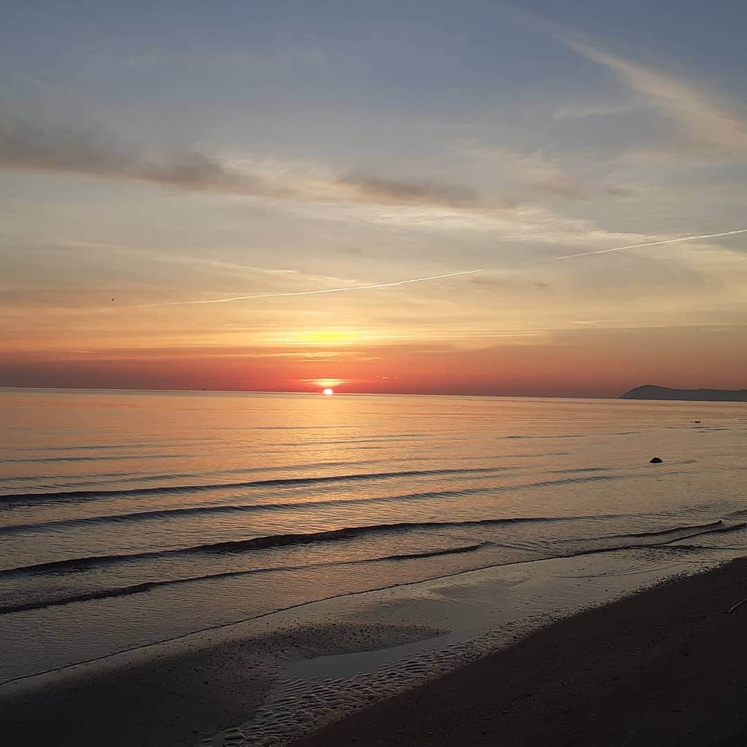 Remiwaのインスタグラム：「Ohayou, Buongiorno!!!  mi sono alzata molto presto questa mattina, mi congratulo per la mia scelta 🙏😊  #alba #mare #foto #sea #bellezza #sole」