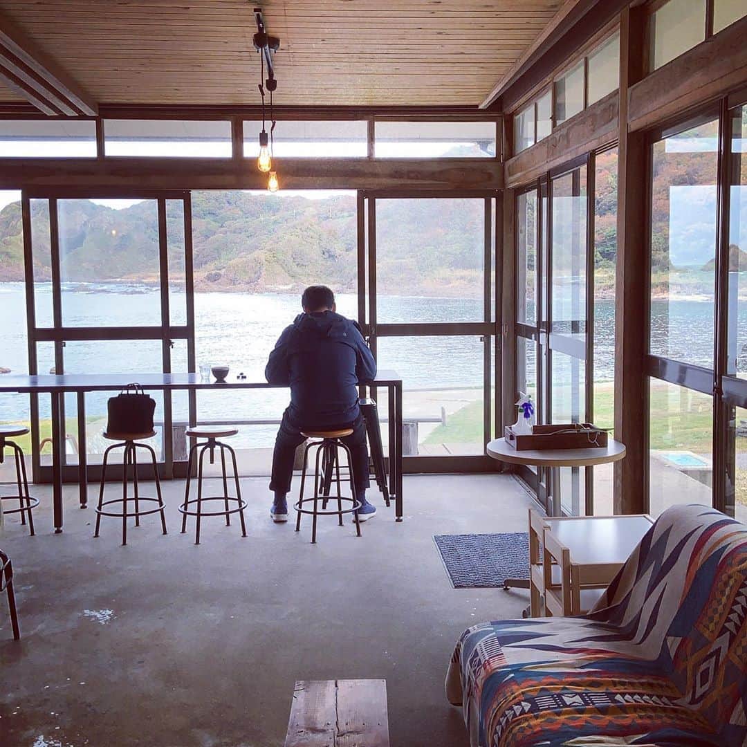 志摩有子さんのインスタグラム写真 - (志摩有子Instagram)「このところ休みがなかったので、のんびりする時間が欲しくて来てみたかった能登のお宿に。途中、静かな入江に面した可愛いカフェに寄って、海をボーッと眺めながらほうじ茶ミルク。もうすぐ冬休みに入るとのこと。その前に来れてよかった。  #能登備忘録」11月6日 16時52分 - ariko418