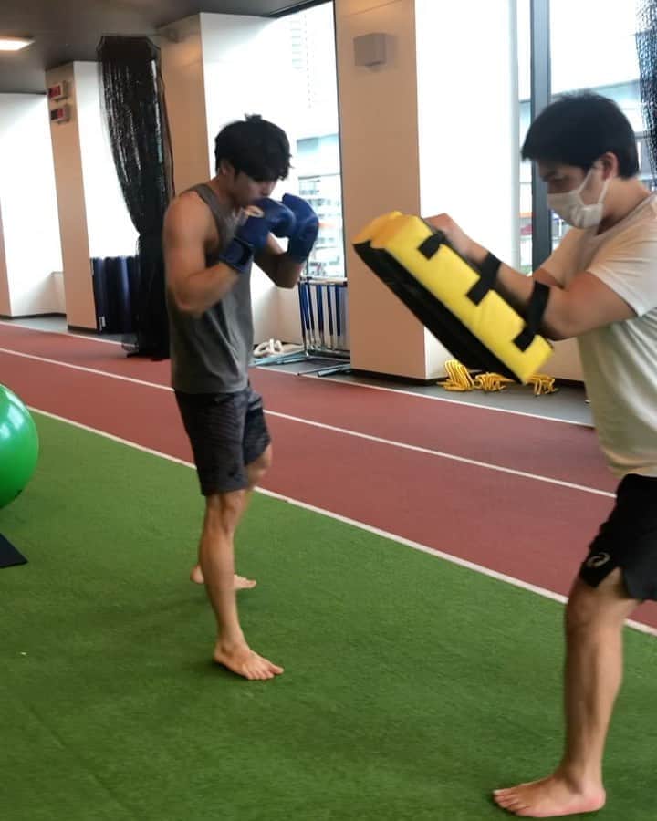 中村克のインスタグラム：「昔より良くなったけど、まだスイッチが遅い、、そしてもう少し腰が入るといいなぁ、、、難しい🤔🤔　  明日は試合、頑張ろう🤝  あ、水泳の試合です笑  #kickboxing #alonza @alonza_fitness_kickboxing」