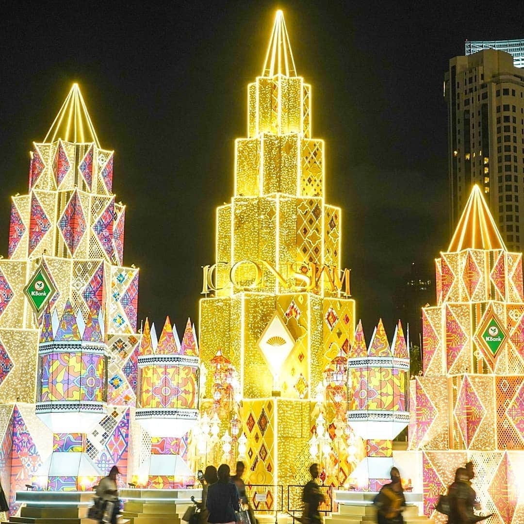 CeCi Thailandのインスタグラム：「ไอคอนสยาม แลนด์มาร์คริมฝั่งแม่น้ำเจ้าพระยา ร่วมกับ บริษัท ดิ ไอคอนสยาม เรสซิเดนซ์ คอร์ปอเรชั่น จำกัด และ บริษัท ดิ ไอคอนสยาม ซูเปอร์ลักซ์ เรสซิเดนซ์ คอร์ปอเรชั่น จํากัด  พร้อมด้วยพันธมิตรผู้ประกอบการริมแม่น้ำเจ้าพระยา สร้างปรากฏการณ์ความสุขส่งท้ายปีอันน่าตื่นตาตื่นใจระดับโลก ด้วยเทศกาลประดับไฟตกแต่งอิลลูมิเนชั่นริมสายน้ำเจ้าพระยา “Bangkok Illumination 2020 At ICONSIAM” (แบงค็อก อิลลูมิเนชั่น 2020 แอท ไอคอนสยาม)  ตระการตากับมหัศจรรย์ประดับประดาแสงไฟและขบวนต้นคริสตมาสต์เอกลักษณ์ไทยที่ประดับตกแต่งสุดอลังการ」
