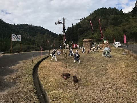 さが農村さんのインスタグラム写真 - (さが農村Instagram)「. 佐賀県神埼市の脊振町にある倉谷地区では、毎年この時期に期間限定でとてもユニークな"かかし”の展示が見られます♪その名も「かかし村」！   高齢者が多い地区を楽しくしたいと地域活性化を目的に、毎年象徴的な人物をモデルにして有志の方々で製作されているそうです！ 草刈りをしているかかしや、お漬物を干しているかかしなど、かかし1体1体に様々なストーリーがあり、お話上手な案内のガイドさんたちが面白おかしく説明してくれますよ！(笑）   週末限定で地元でとれた美味しい生しいたけや柿なども販売されているそうで、早い方は朝8時半には待っている方もいらっしゃるとか。   展示時間は朝8時30分～夕方4時頃まで、 11月15日（日）までの展示となっていますので、週末に訪れてみてはいかがですか！？？   展示場所は、佐賀県神埼市脊振町広滝（倉谷地区）   三瀬神崎線（県道21号）を北に進んでいくと、 右手に「かかし村」の案内看板が見えてくるので、 右折後約2キロ道なりに進むと到着します！       ■さが農村ひろばホームページ（TOPページ） https://saga-nouson.jp/    #佐賀県神埼市#脊振町#さが農村#佐賀産#かかし村#かかし#saga」11月6日 17時00分 - saganouson