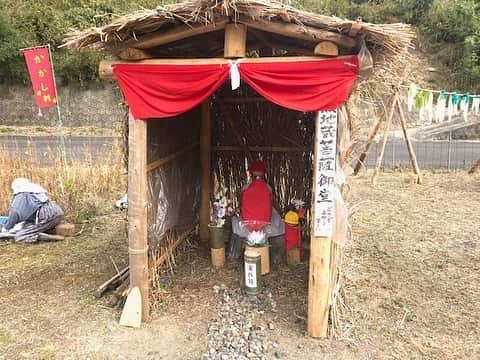 さが農村さんのインスタグラム写真 - (さが農村Instagram)「. 佐賀県神埼市の脊振町にある倉谷地区では、毎年この時期に期間限定でとてもユニークな"かかし”の展示が見られます♪その名も「かかし村」！   高齢者が多い地区を楽しくしたいと地域活性化を目的に、毎年象徴的な人物をモデルにして有志の方々で製作されているそうです！ 草刈りをしているかかしや、お漬物を干しているかかしなど、かかし1体1体に様々なストーリーがあり、お話上手な案内のガイドさんたちが面白おかしく説明してくれますよ！(笑）   週末限定で地元でとれた美味しい生しいたけや柿なども販売されているそうで、早い方は朝8時半には待っている方もいらっしゃるとか。   展示時間は朝8時30分～夕方4時頃まで、 11月15日（日）までの展示となっていますので、週末に訪れてみてはいかがですか！？？   展示場所は、佐賀県神埼市脊振町広滝（倉谷地区）   三瀬神崎線（県道21号）を北に進んでいくと、 右手に「かかし村」の案内看板が見えてくるので、 右折後約2キロ道なりに進むと到着します！       ■さが農村ひろばホームページ（TOPページ） https://saga-nouson.jp/    #佐賀県神埼市#脊振町#さが農村#佐賀産#かかし村#かかし#saga」11月6日 17時00分 - saganouson