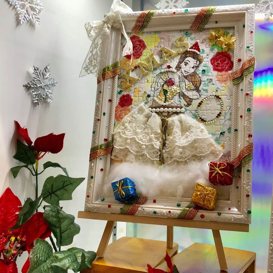 パズルデコレーション公式 エポック社のインスタグラム：「・ パズデコを使って、クリスマスのデレコーションを楽しもう🎄  デコレーションできる布のパズル「パズデコ」は、くみ上げたジグソーパズルに、オリジナルのデコレーションが楽しめるパズル！  クリスマスをテーマに、オリジナルのデコレーションを楽しんだら、クリスマスの雑貨などと一緒にお部屋に飾ってみてね。  「パズデコ」には、ディズニーキャラクターのデザインがたくさんそろってます！ 商品については、プロフィールから公式ウェブサイトをチェックしてね。 © Disney  #パズルデコレーション #パズデコ #puzzdeco #パズル #puzzle #ジグソーパズル #デコレーション #デコ #ハンドメイド #クリスマス #クリスマスアレンジ #クリスマスデコ #ディズニー #ディズニープリンセス #美女と野獣 #ベル #christmas  #disney」