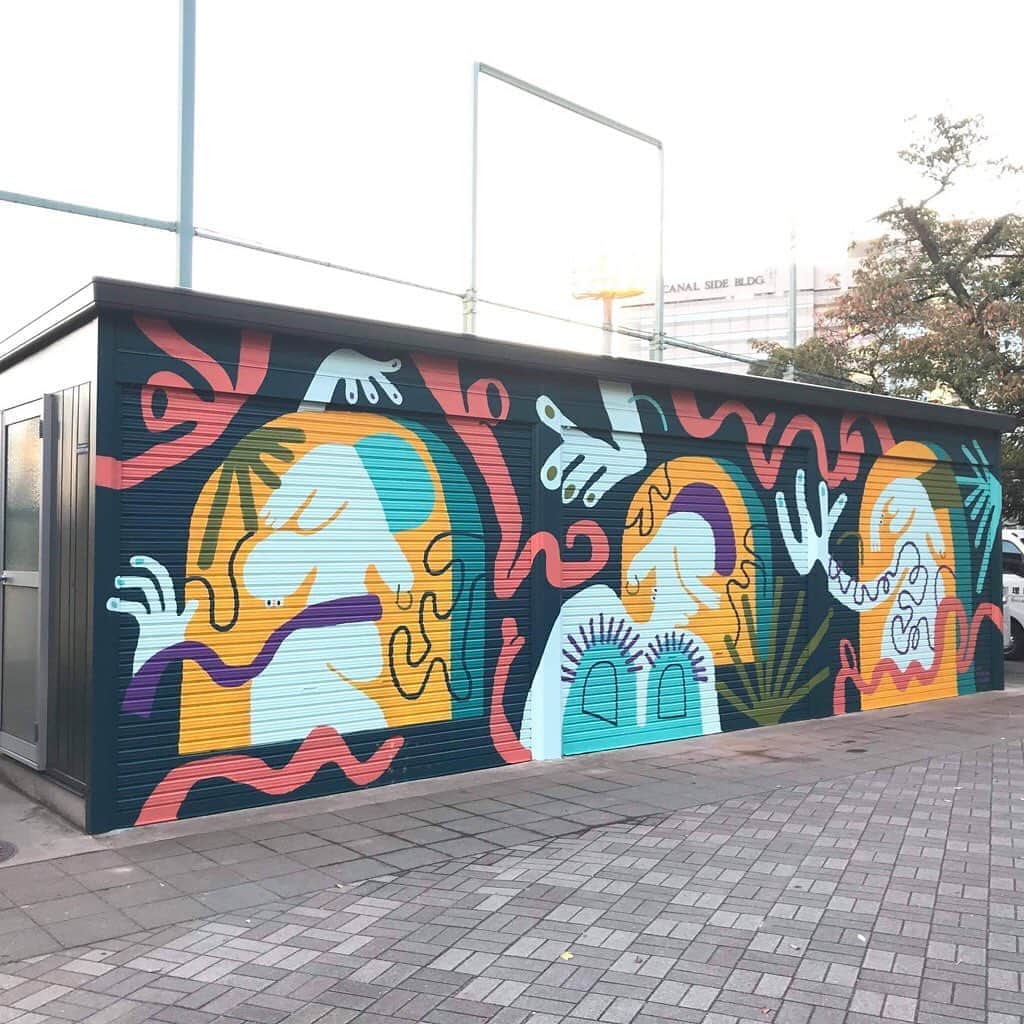Warehouse TERRADA 寺田倉庫のインスタグラム：「天王洲Mural（壁画）の新作が完成しました。  場所は「天王洲公園車庫」、天王洲公園野球場の側です。 作品名は「See a Song」。 アーティスト・Keeenue（キーニュ @keeenue_ ）が捉えた天王洲の雰囲気が描かれています。  人気作品も新作も、天王洲のMural Project 「Tennoz Art Festival」の詳細はこちらから→ @tennozartfes  (c) Tennoz Art Festival 2020 Art Work by Keeenue」
